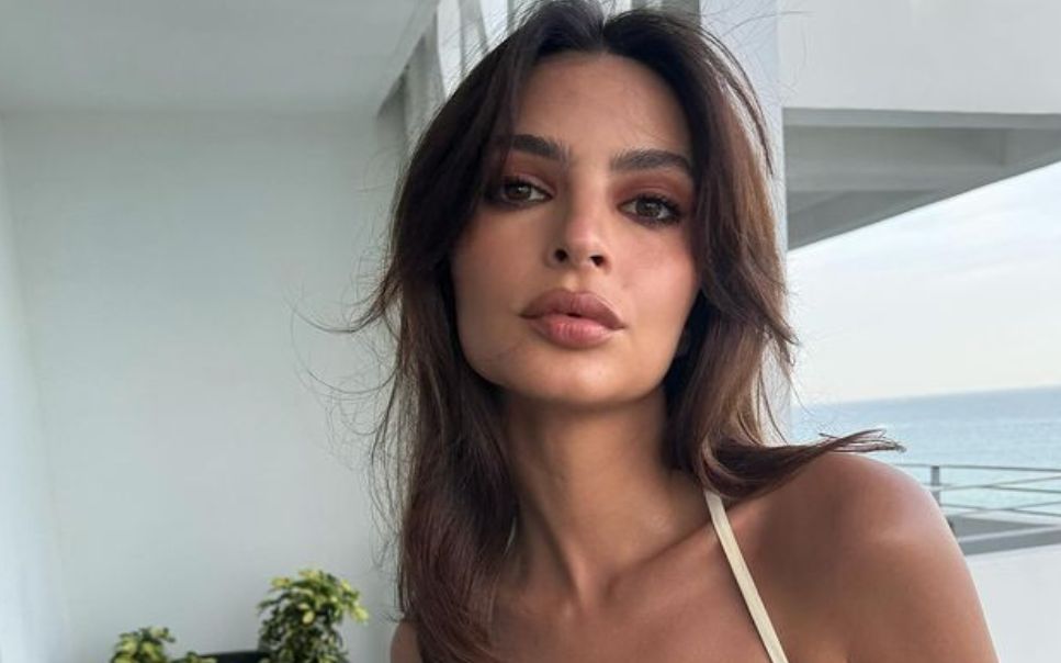 Emily Ratajkowski, apariție incendiară pe străzile din New York! A apărut &icirc;n costum de baie, &icirc;n mijlocul orașului: &bdquo;Facem accident din cauza ta&rdquo;